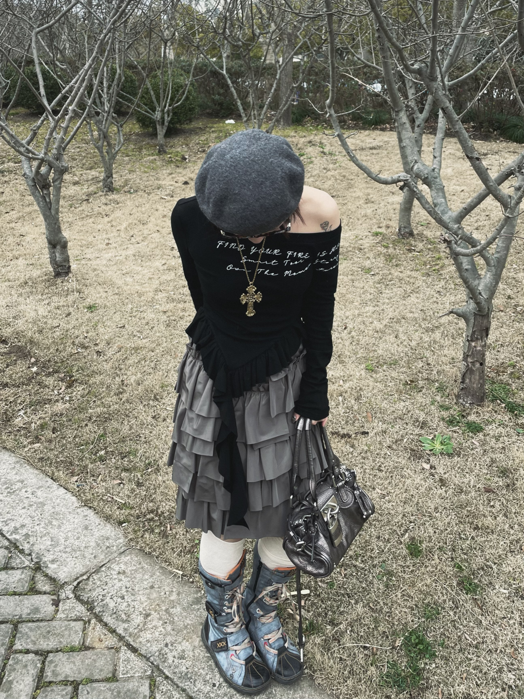 GKIKZ ASYMMETRICAL OFF-SHOULDER TOP