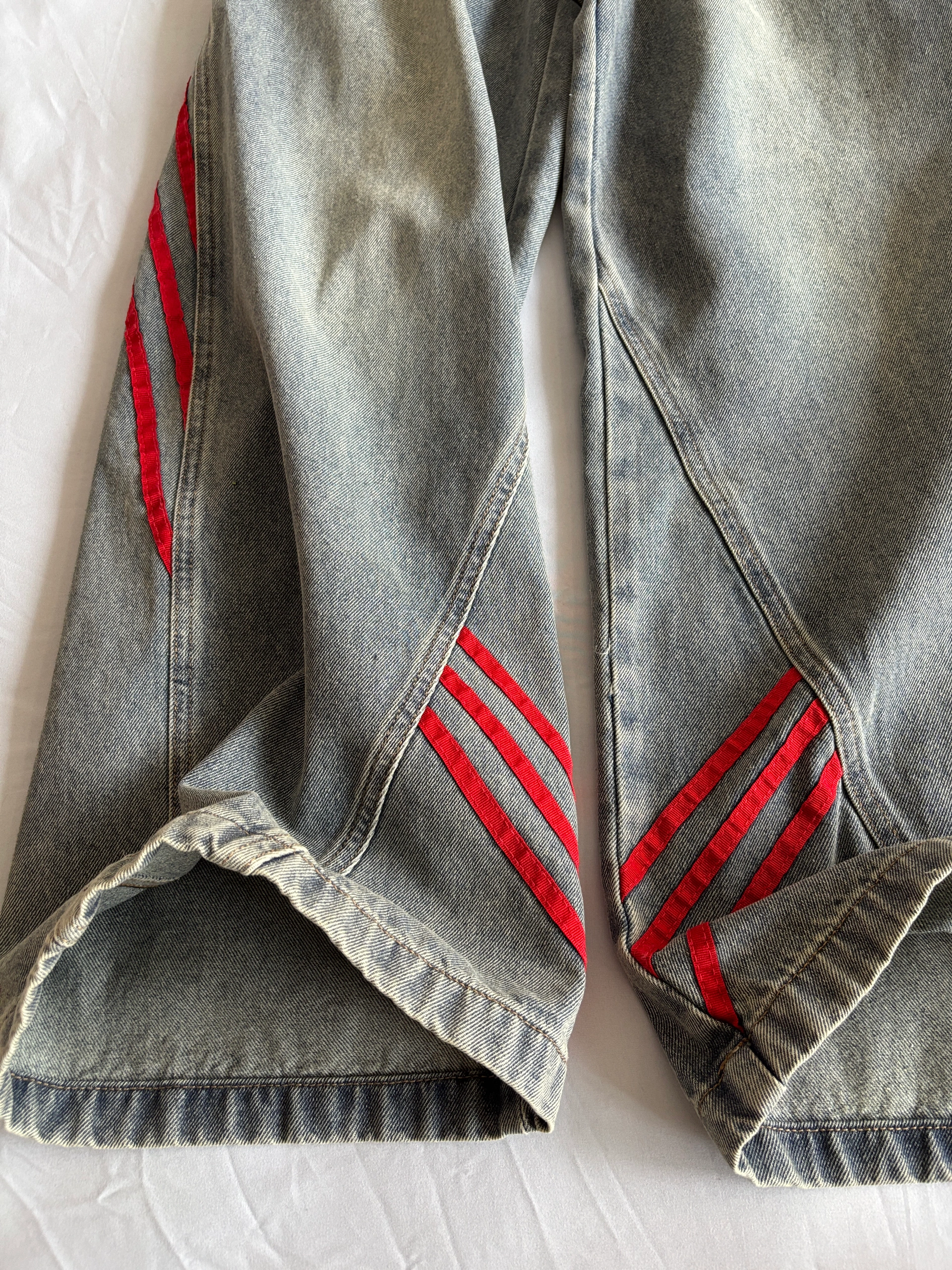 GKIKZ RED STRIPED STITCHED BAGGY JEANS