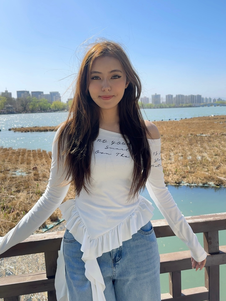 GKIKZ ASYMMETRICAL OFF-SHOULDER TOP