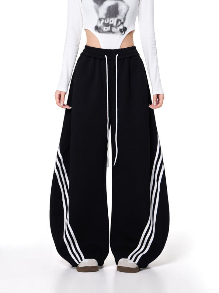 GKIKZ CLASSIC TRI-STRIPE SCIMITAR DRAWSTRING ULTRA-WIDE PANTS