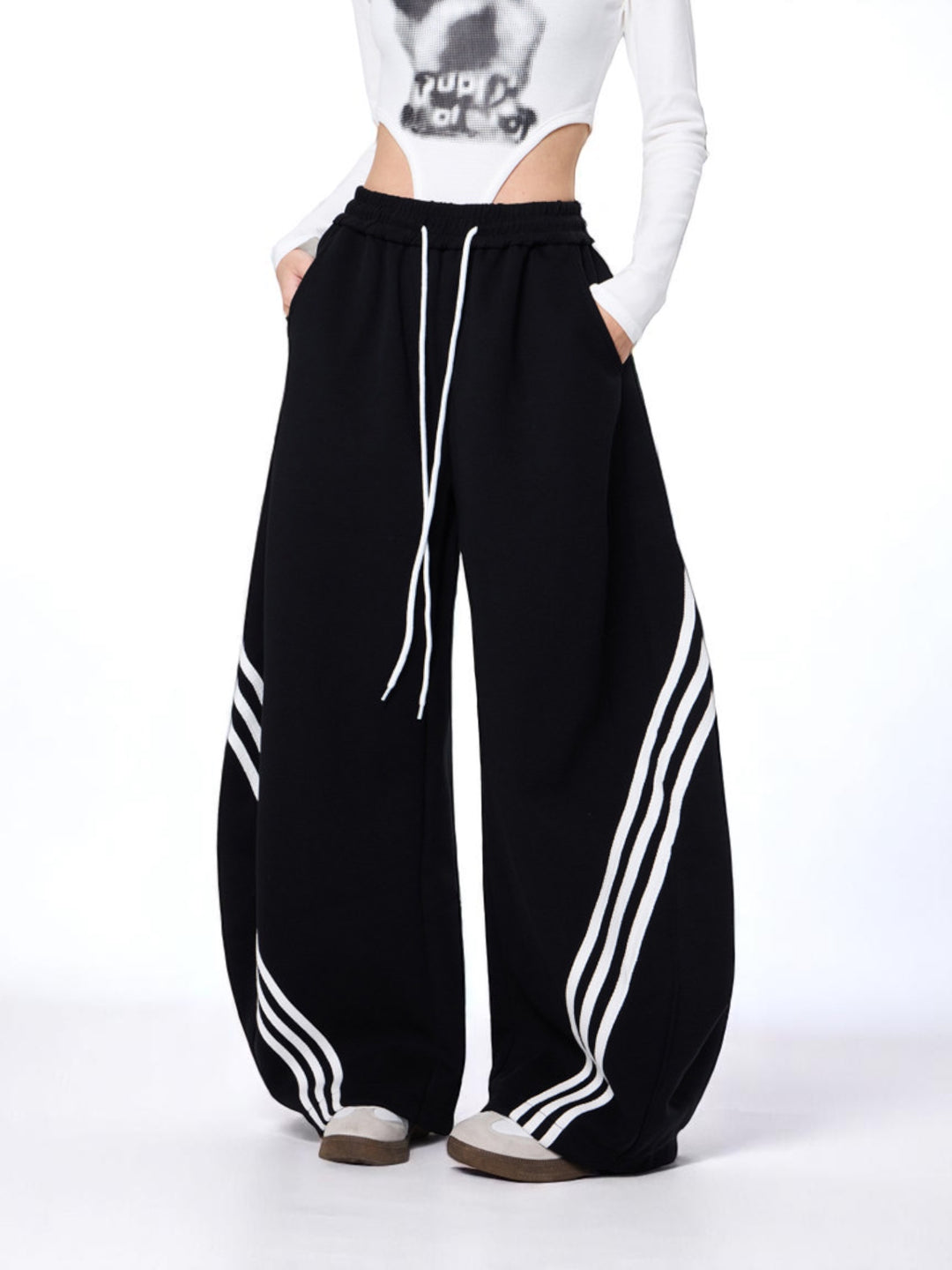 GKIKZ CLASSIC TRI-STRIPE SCIMITAR DRAWSTRING ULTRA-WIDE PANTS