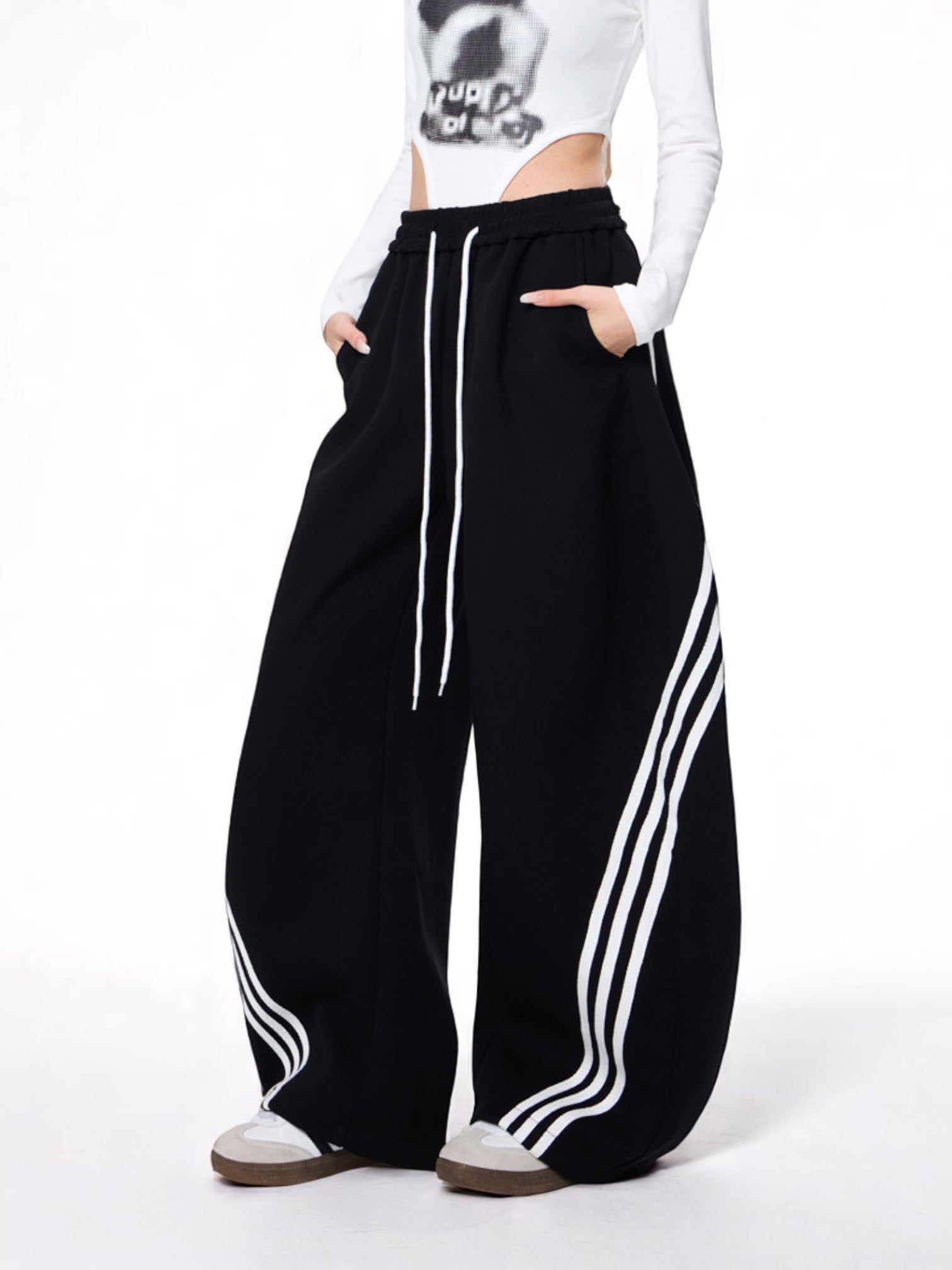 GKIKZ CLASSIC TRI-STRIPE SCIMITAR DRAWSTRING ULTRA-WIDE PANTS