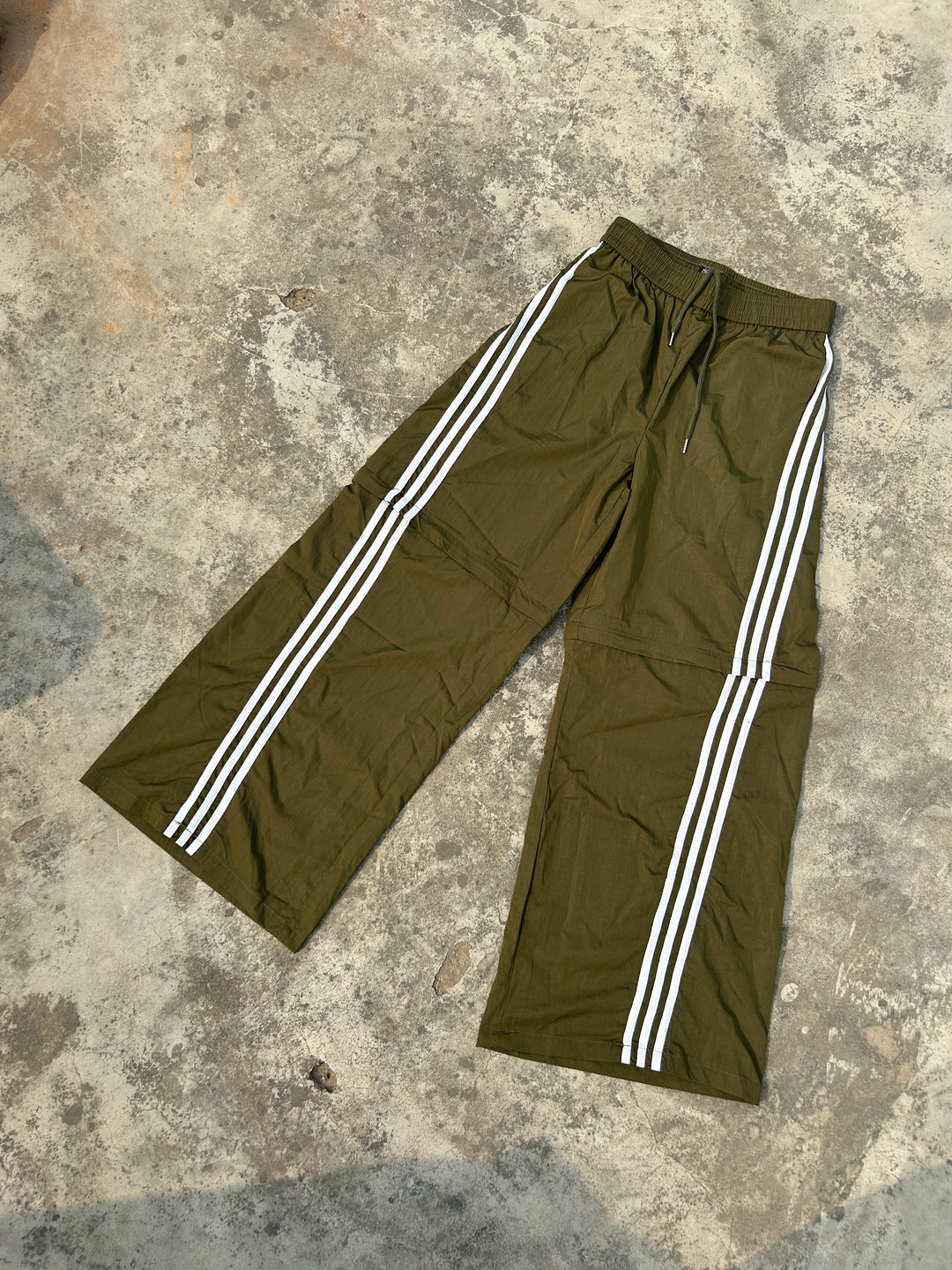 [25SS RESTOCKS] GKIKZ TRI-STRIPE CURVE DETACHABLE WIDE LEG PANTS