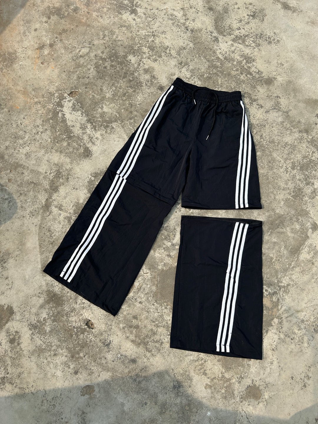 [25SS RESTOCKS] GKIKZ TRI-STRIPE CURVE DETACHABLE WIDE LEG PANTS