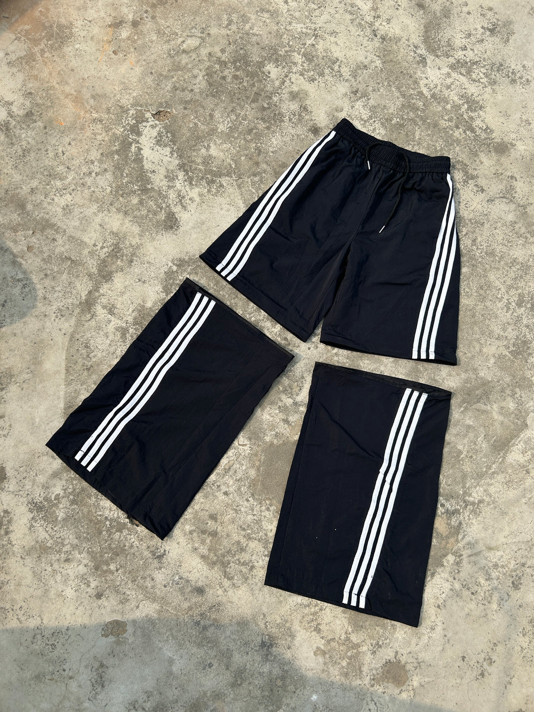 [25SS RESTOCKS] GKIKZ TRI-STRIPE CURVE DETACHABLE WIDE LEG PANTS