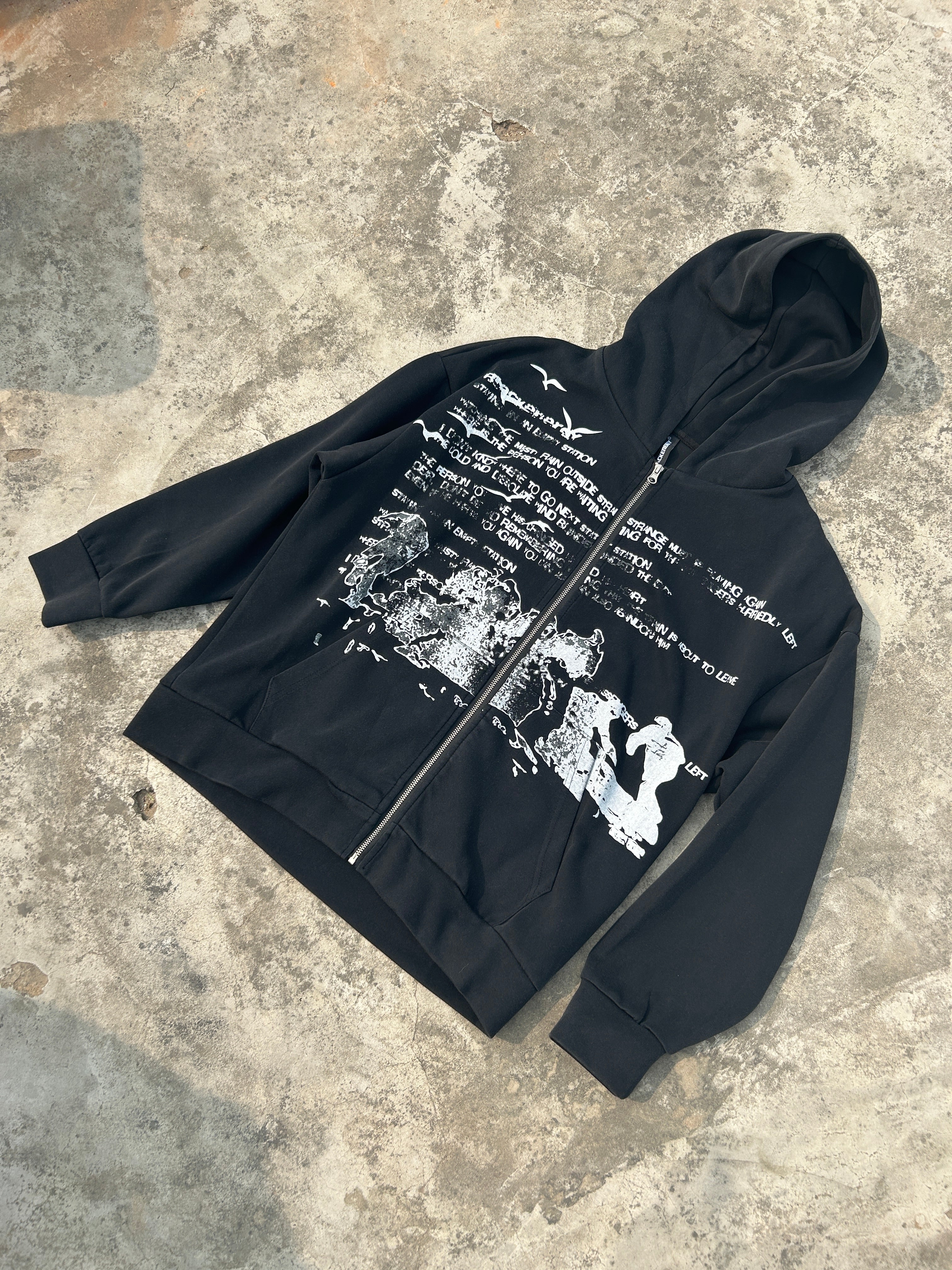 [HOLIDAY RESTOCK] GKIKZ RETRO DISTRESSED BLACK-ENERGY ZIPPER HOODIE