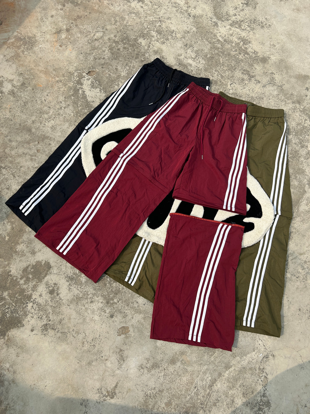 [25SS RESTOCKS] GKIKZ TRI-STRIPE CURVE DETACHABLE WIDE LEG PANTS