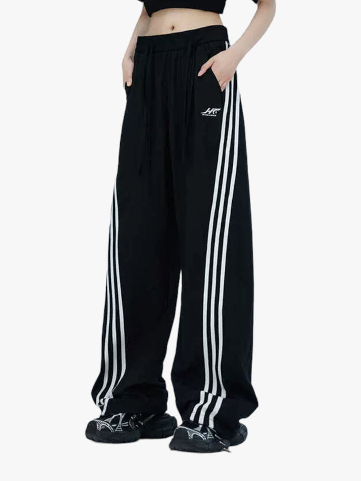 [25SS RESTOCKS] GKIKZ DUAL LACES TRI-STRIPE CURVE WIDE LEG PANTS