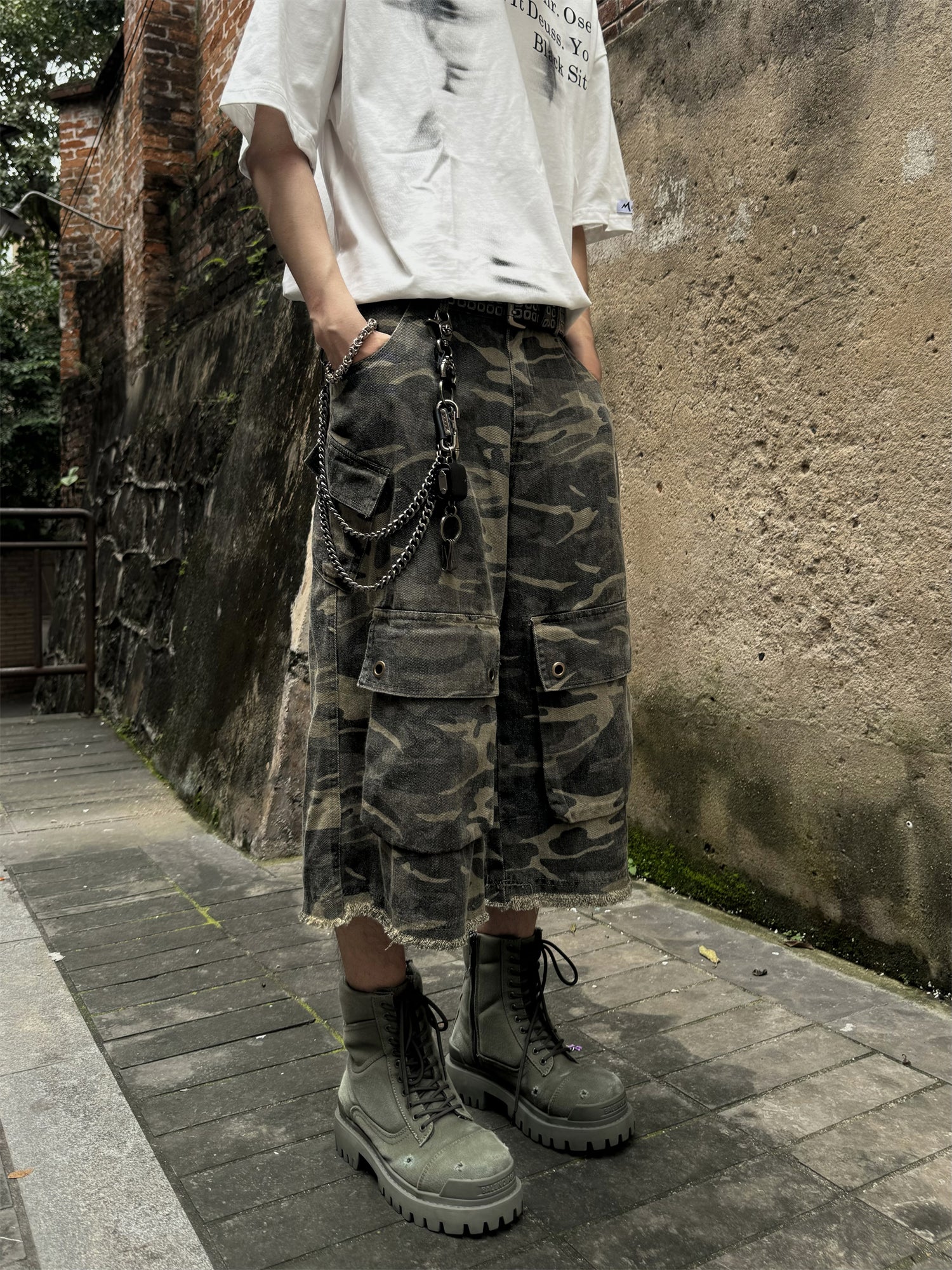 GKIKZ CAMOUFLAGE OVERALL RAW EDGE JORTS