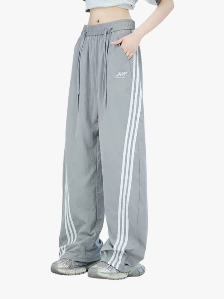 [25SS RESTOCKS] GKIKZ DUAL LACES TRI-STRIPE CURVE WIDE LEG PANTS