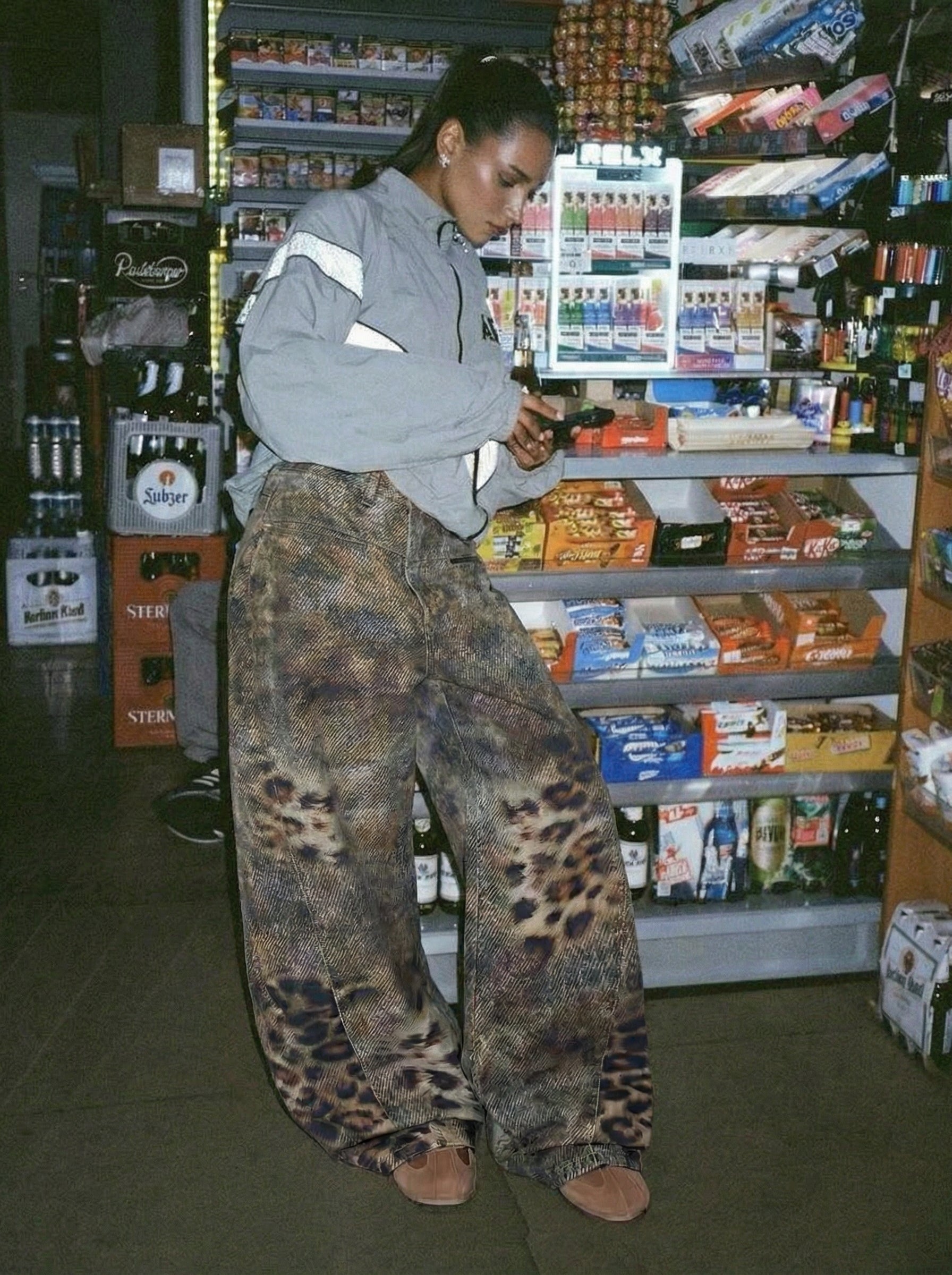 GKIKZ DISTRESSED LEOPARD WIDE-LEG DENIM