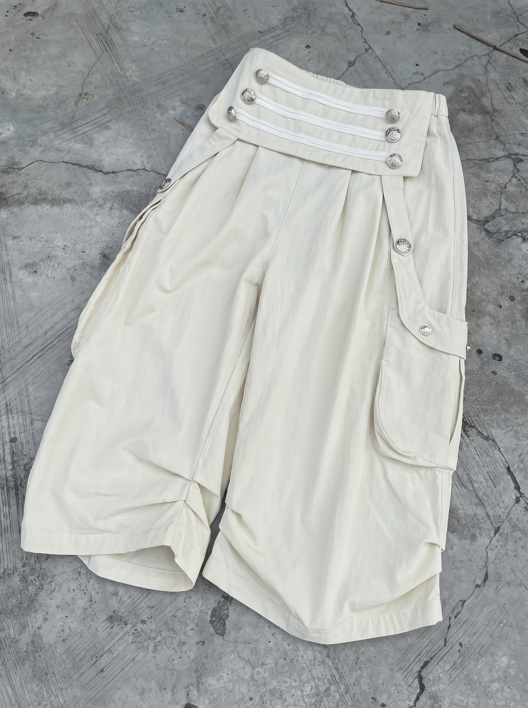 Ornate Round Filigree Wide-leg Capri